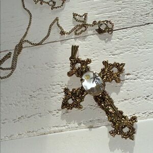 Sarah Coventry gold toned chain with Elegant Gold Cross Pendant mother of pearl
